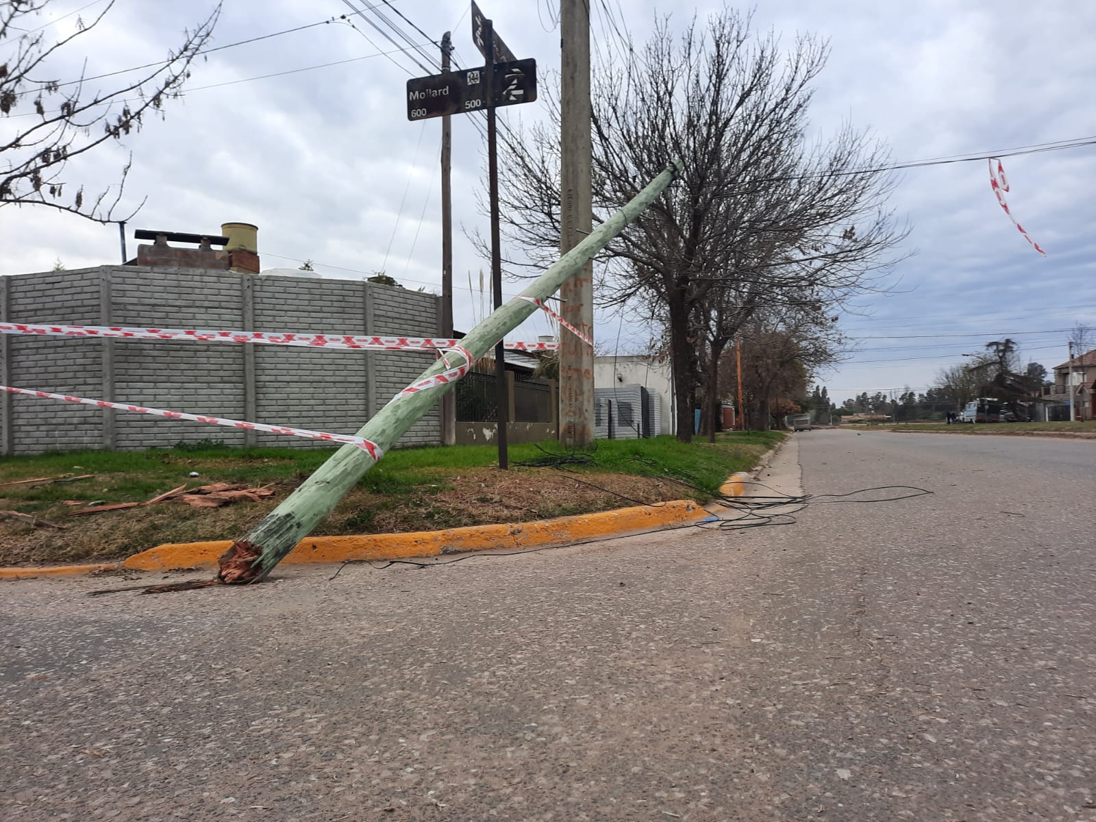 Se chocó un poste de cableado de servicios públicos y lo arrancó de raíz