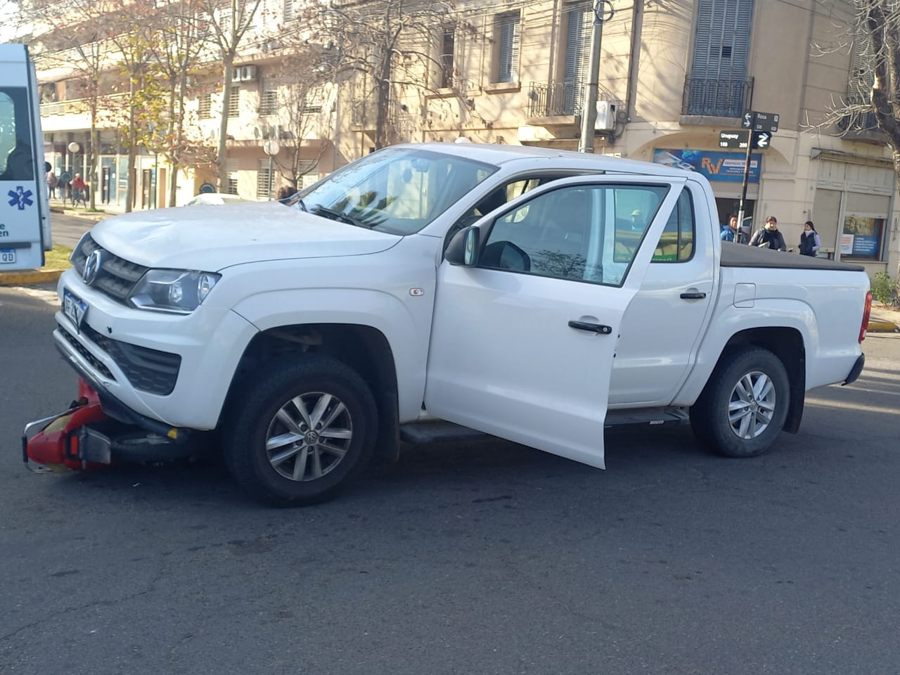 Dos accidentes en calle Roca con camionetas y motos incluidas: dos mujeres lesionadas