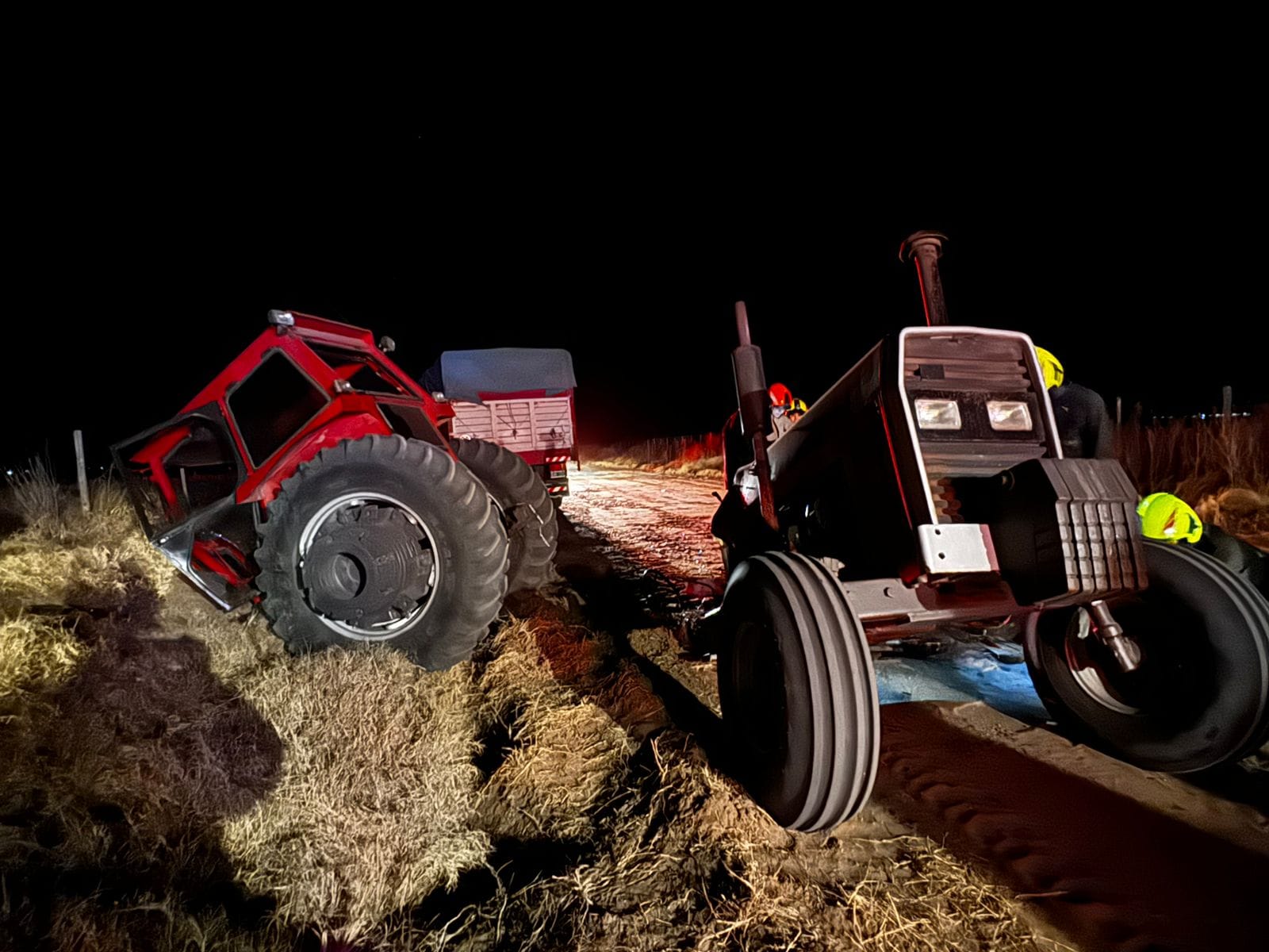 Espectacular accidente entre un camión y un tractor en un camino rural