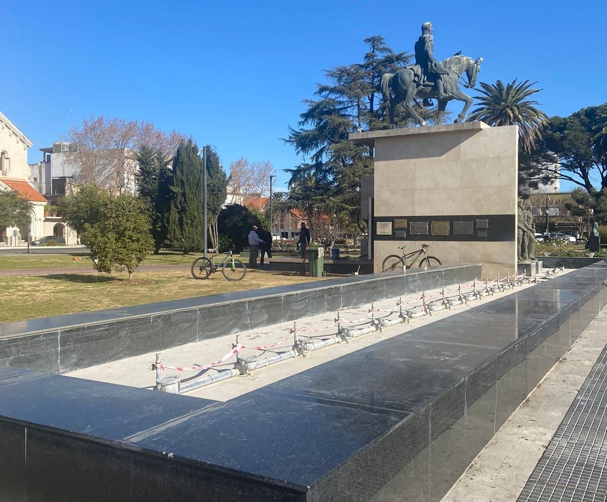 El Municipio realiza trabajos de limpieza y mantenimiento en la fuente y el monumento de la Plaza San Martín