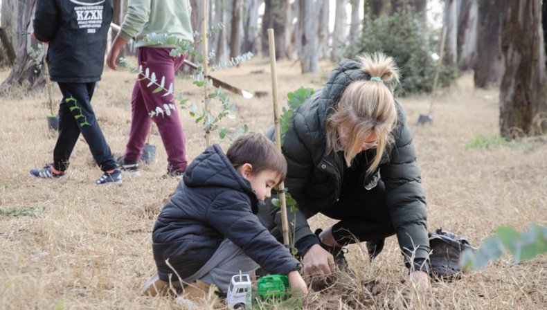 Rivadavia lanzó una campaña de reforestación de su principal pulmón verde