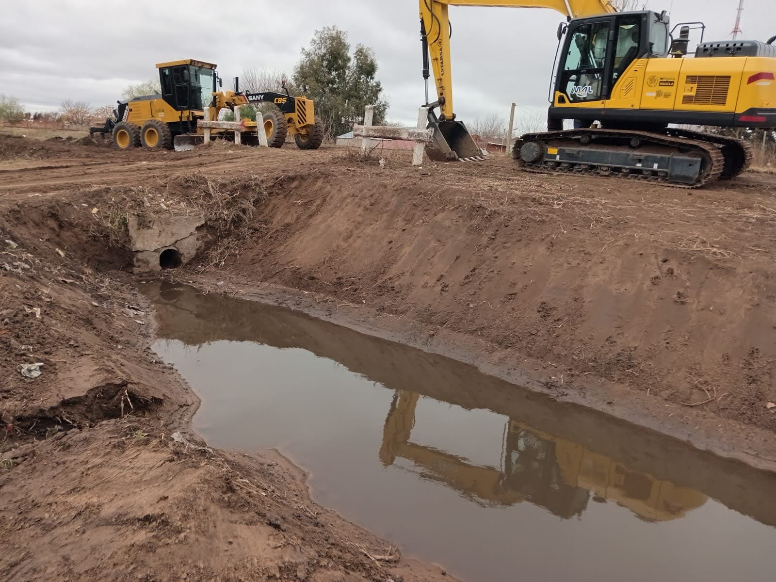 El Municipio realiza tareas de limpieza y mantenimiento en el canal de la calle Rivadavia