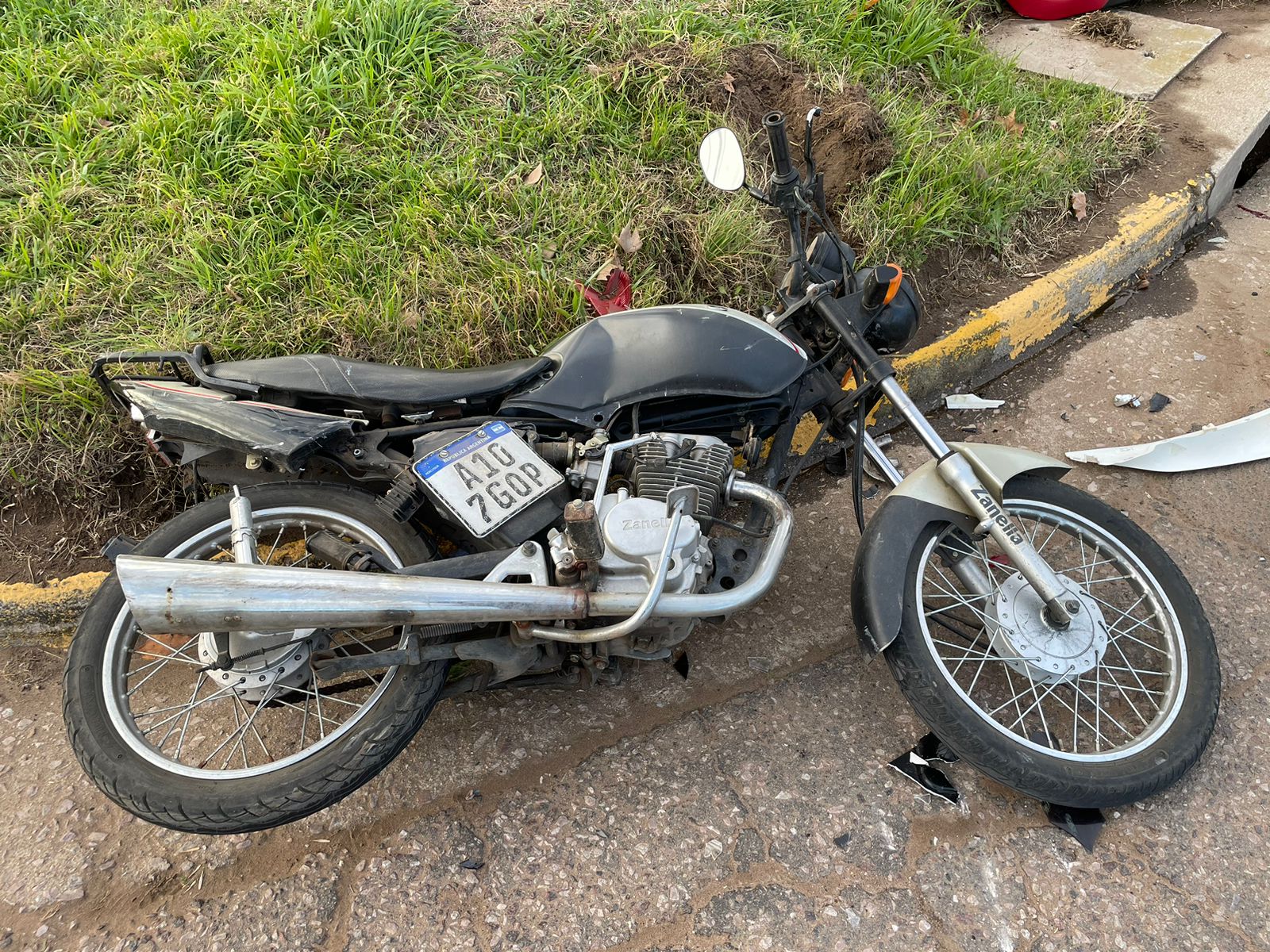 Un hombre recibió heridas cuando una camioneta chocó con dos motos