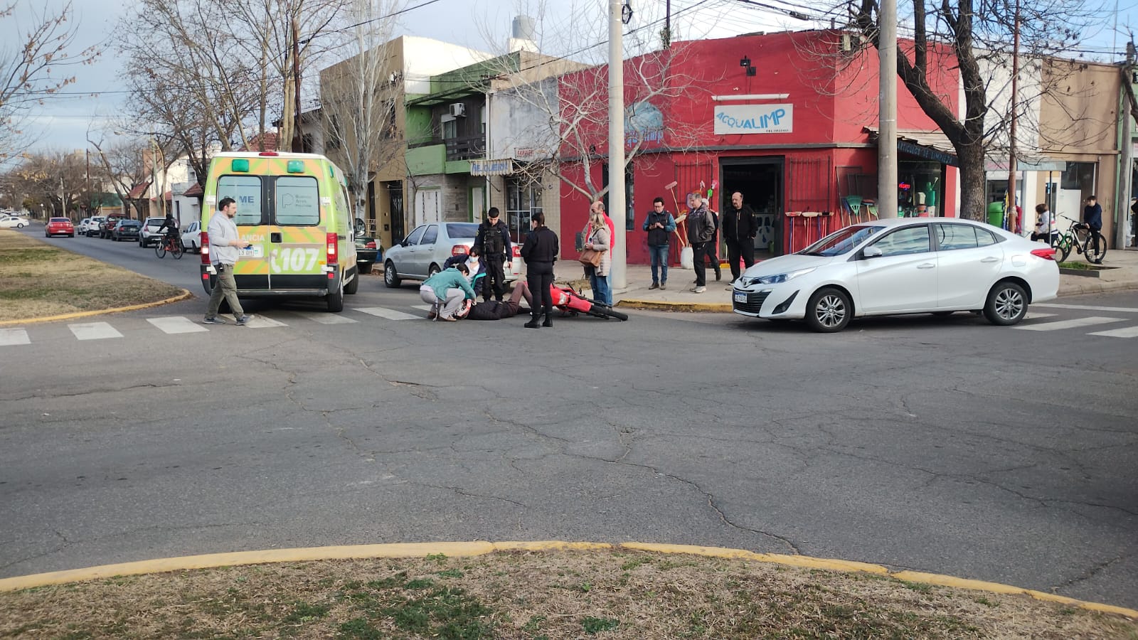 Chocaron una moto y un automóvil en Oro y Avellaneda: sin lesiones