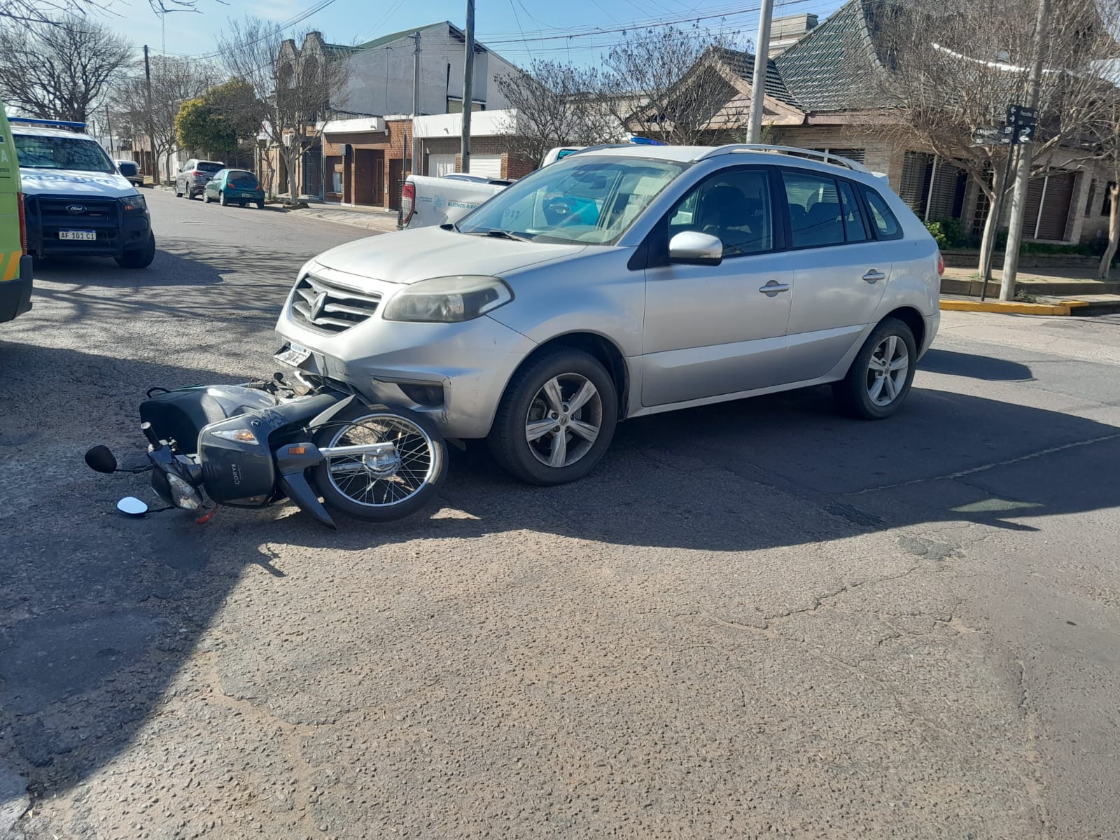 Chocaron una moto y una camioneta en Paredes y Uruguay