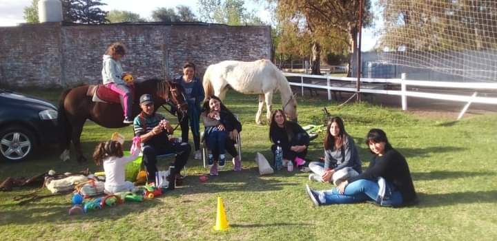 Karina López, el amor por los caballos y la equinoterapia para ayudar a los demás