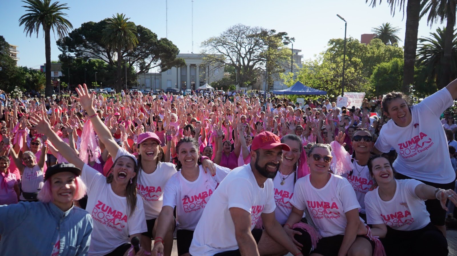 Amplia participación, baile y alegría para concientizar sobre el cáncer de mama en la jornada de zumba rosa en la Plaza