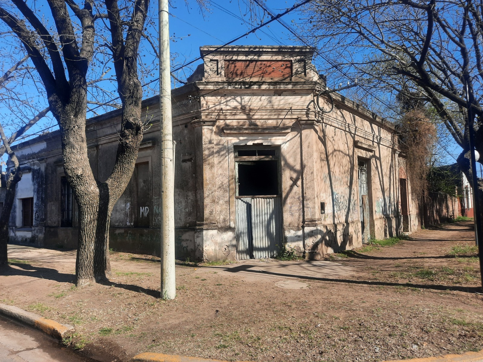 Levantan un edificio en una vieja esquina abandonada y toma forma la nueva centralidad urbana