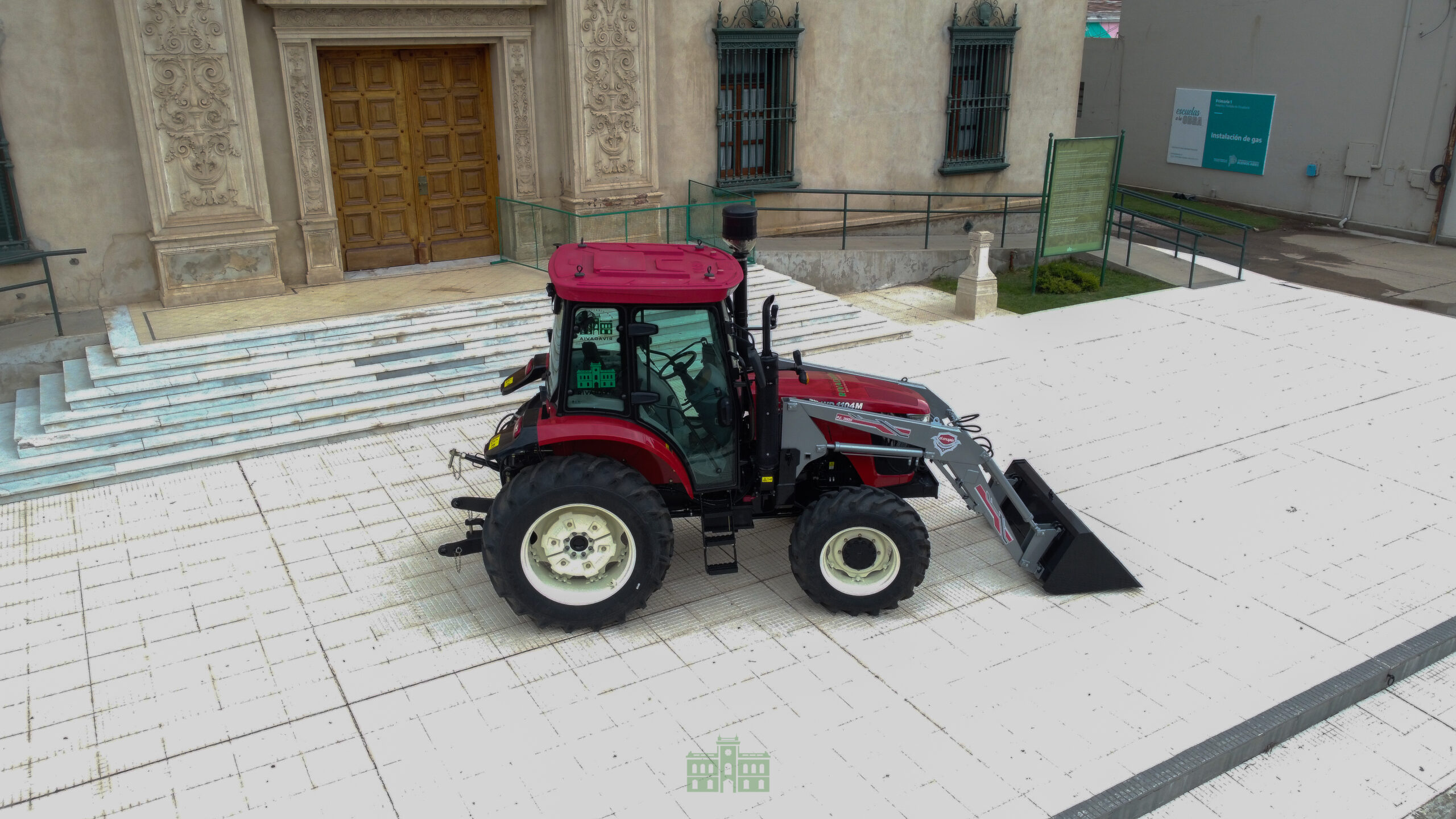 El Municipio de Rivadavia incorporó un nuevo tractor pala 0 km para Servicios Urbanos