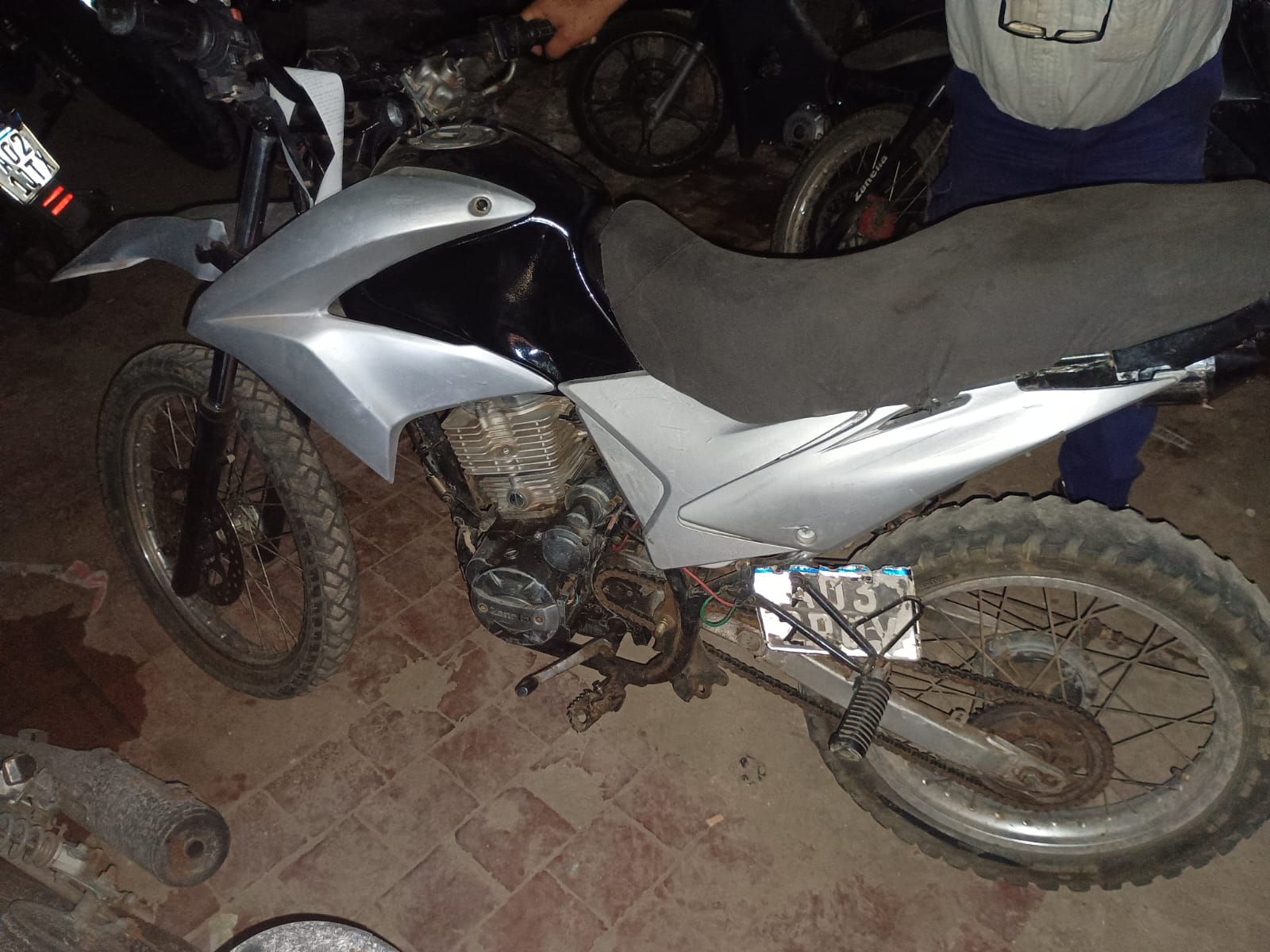 Aprehenden a un menor por andar en moto alcoholizado, arriba de la Plaza y resistir a la autoridad