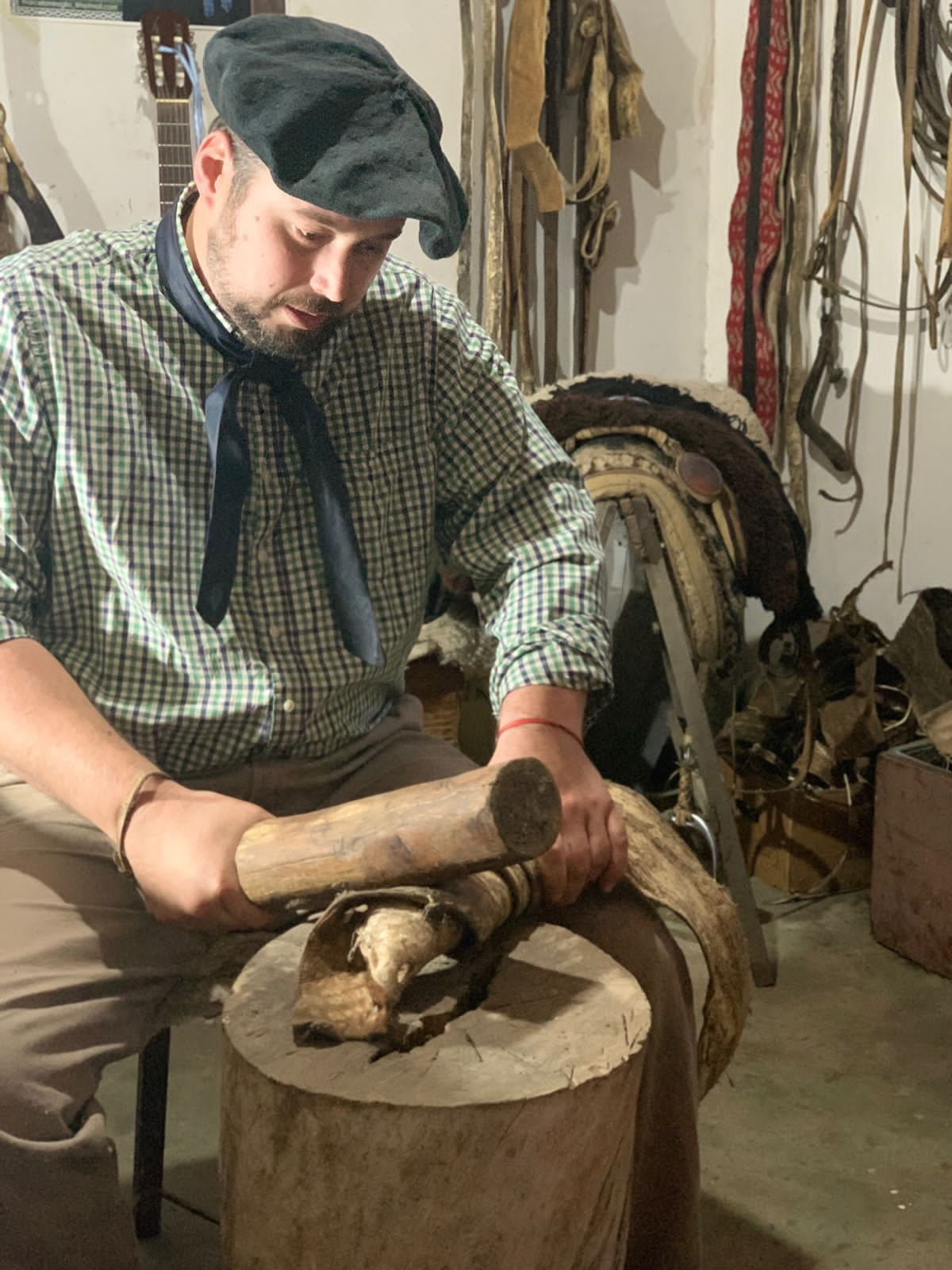 Matías Hilero, el trabajo artesanal del cuero y el rescate de las tradiciones gauchescas