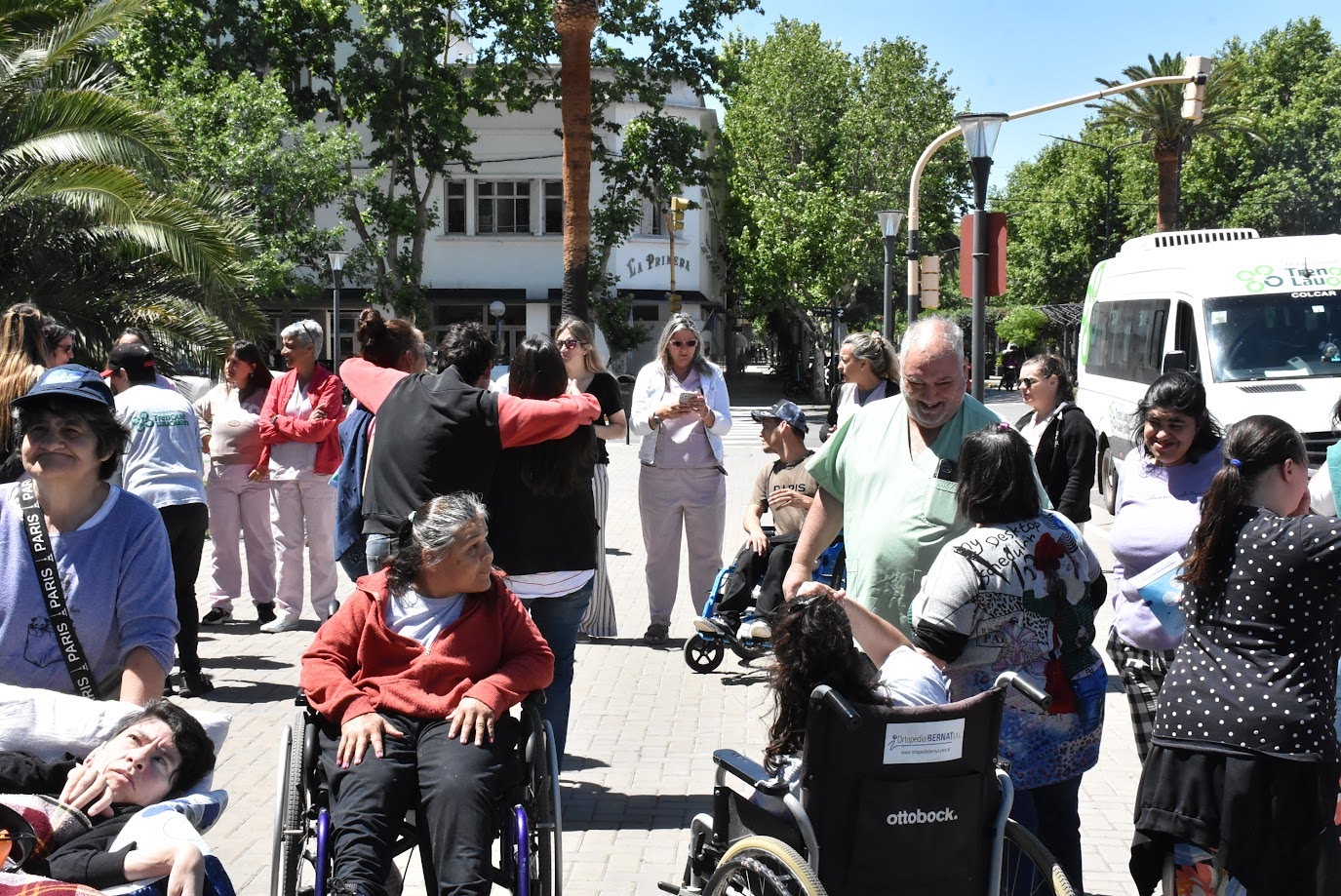 Los chicos del Cumen Che y del Centro de Día salieron al centro para promover la inclusión y generar conciencia