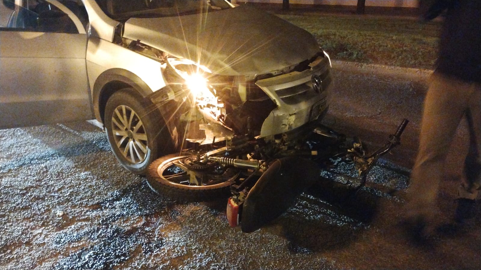 Dos jóvenes con lesiones como consecuencia de un choque entre una camioneta y una moto