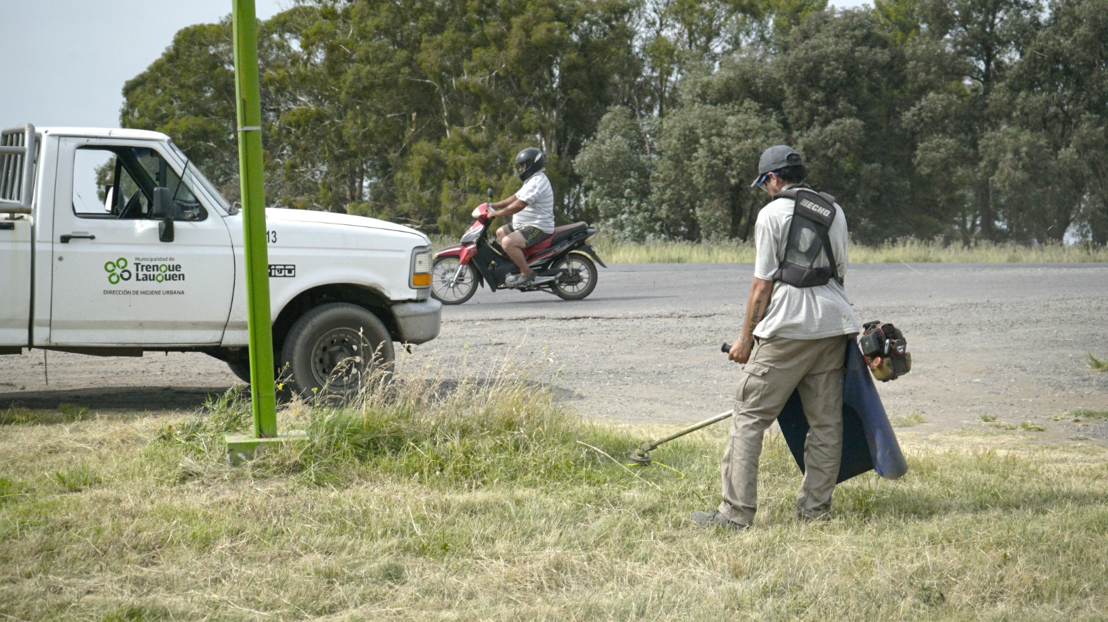 Ante la falta de respuesta de Nación, la Municipalidad corta el pasto en banquinas y accesos